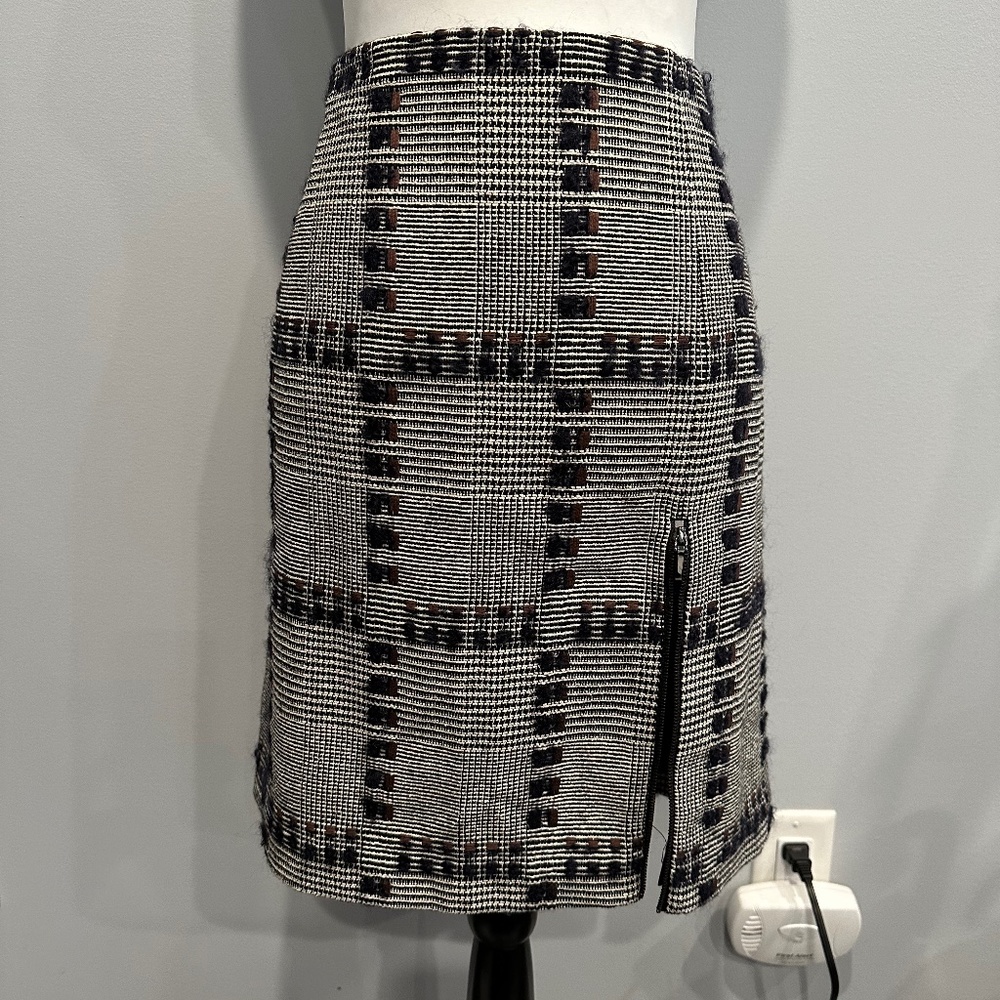 Worth Black/White wool tweed skirt w/navy/brown; zipper front kick; like new!